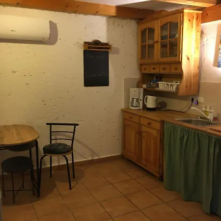 Nyitva Apartman *